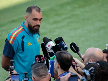 Borja Iglesias atiende a los medios antes de la gran final