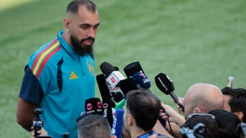 Borja Iglesias atiende a los medios antes de la gran final