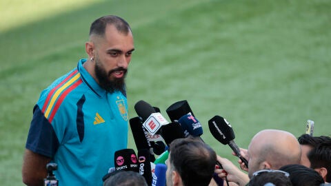 Borja Iglesias atiende a los medios antes de la gran final