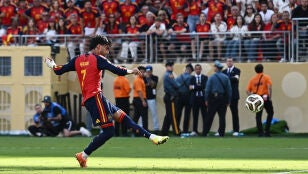 Ferran Torres marcando el gol de la final del Mundial