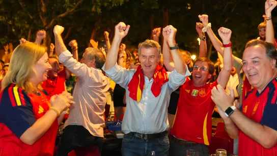 Feijóo y Almeida celebrando un triunfo de España Feijóo y Almeida celebrando un triunfo de España