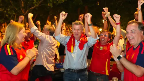 Feijóo y Almeida celebrando un triunfo de España Feijóo y Almeida celebrando un triunfo de España