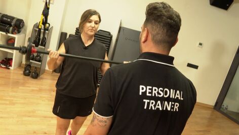 Una paciente de c&aacute;ncer entrenando fuerza