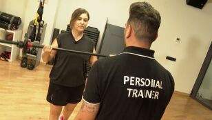 Una paciente de c&aacute;ncer entrenando fuerza