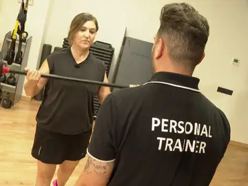 Una paciente de cáncer entrenando fuerza Una paciente de cáncer entrenando fuerza