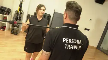 Una paciente de cáncer entrenando fuerza Una paciente de cáncer entrenando fuerza