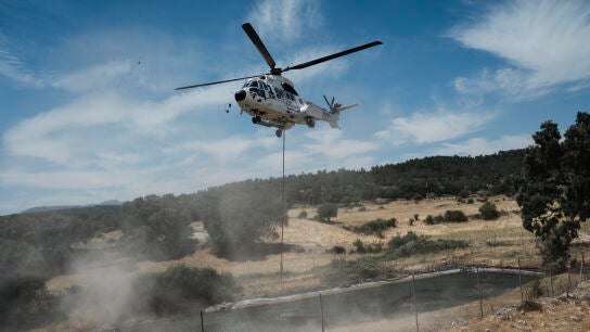 Un helic&oacute;ptero durante las labores de extinci&oacute;n del incendio en La Mierla, Guadalajara, Castilla-La Mancha (Espa&ntilde;a). E