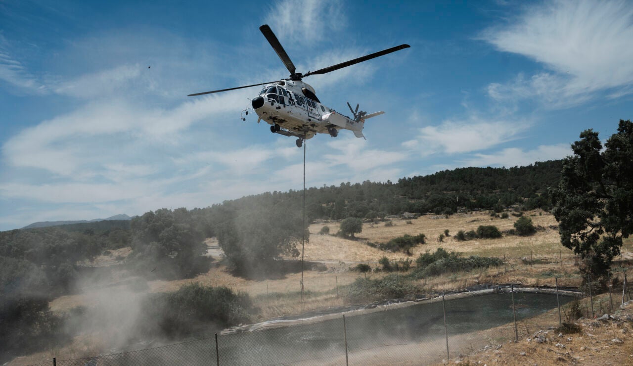 Un helic&oacute;ptero durante las labores de extinci&oacute;n del incendio en La Mierla, Guadalajara, Castilla-La Mancha (Espa&ntilde;a). E