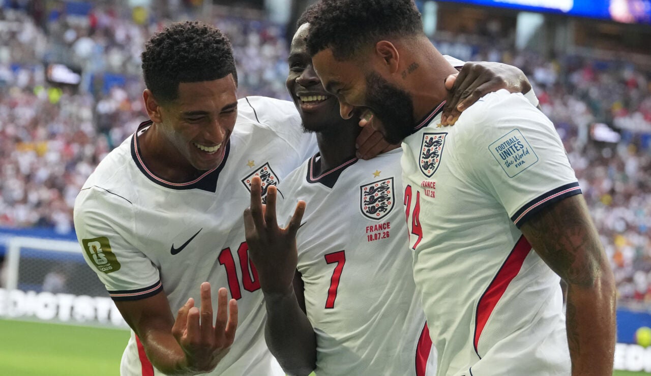 Saka festeja su hat-trick a Inglaterra