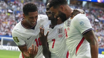 Saka festeja su hat-trick a Inglaterra