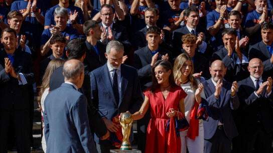 Los reyes con la selecci&oacute;n espa&ntilde;ola