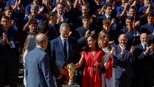 Los reyes con la selecci&oacute;n espa&ntilde;ola