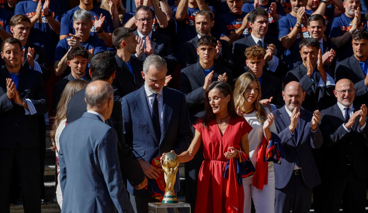Los reyes con la selecci&oacute;n espa&ntilde;ola