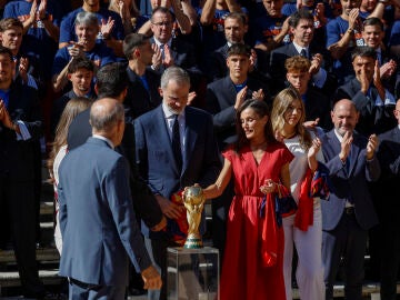 Los reyes con la selecci&oacute;n espa&ntilde;ola