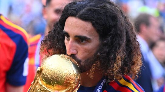 Marc Cucurella con la copa del mundo