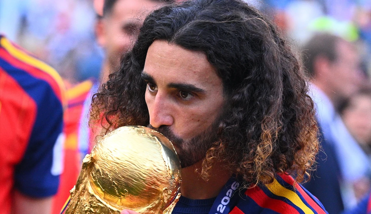 Marc Cucurella con la copa del mundo