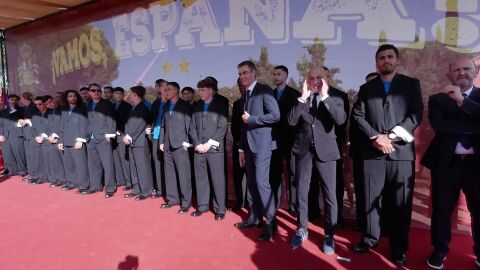 Imagen de Pedro S&aacute;nchez con los jugadores de la Selecci&oacute;n 