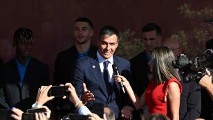Pedro S&aacute;nchez con los jugadores de la selecci&oacute;n