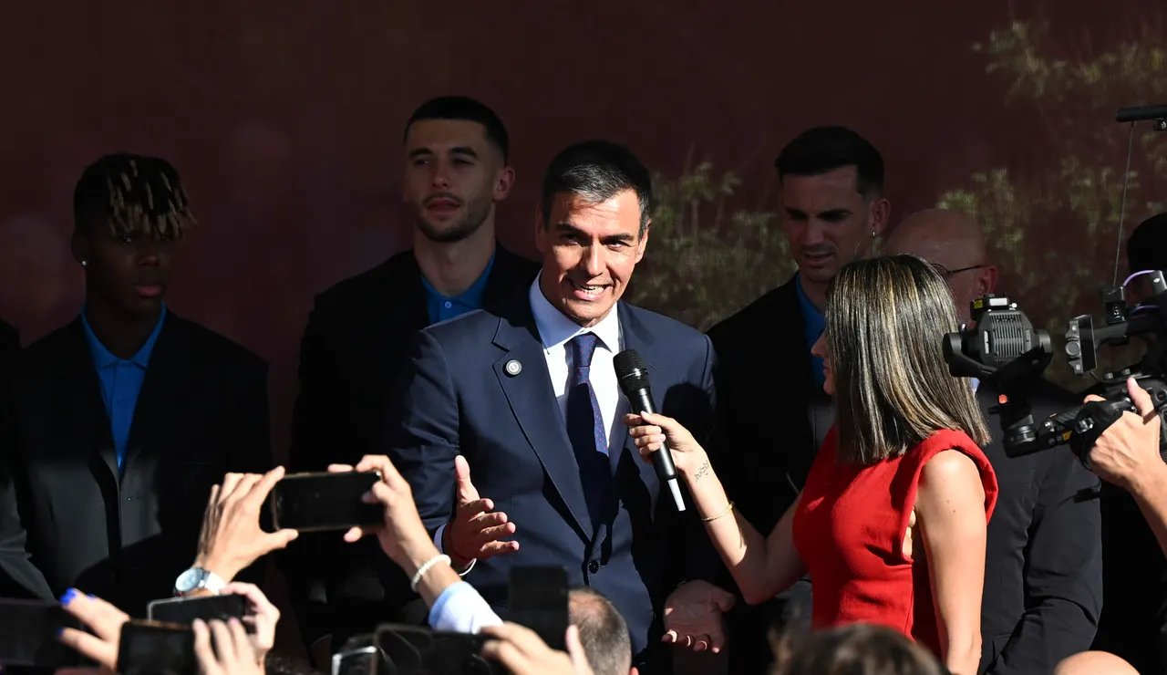Pedro Sánchez con los jugadores de la selección