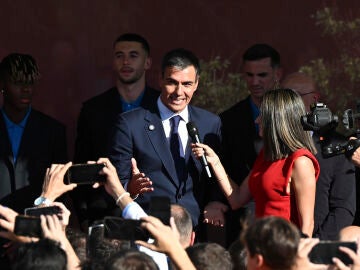 Pedro S&aacute;nchez con los jugadores de la selecci&oacute;n