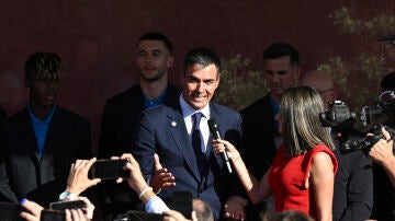 Pedro S&aacute;nchez con los jugadores de la selecci&oacute;n