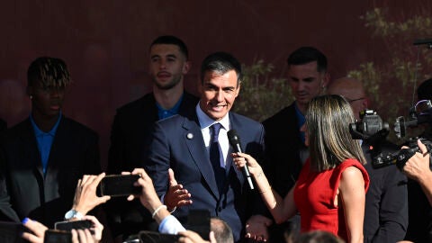 Pedro S&aacute;nchez con los jugadores de la selecci&oacute;n