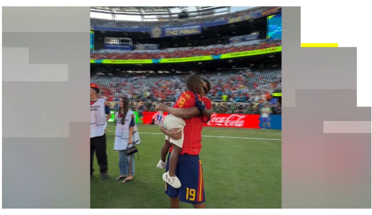 Lamine Yamal con su hermano en la final del Mundial