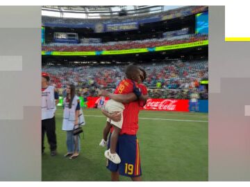 Lamine Yamal con su hermano en la final del Mundial