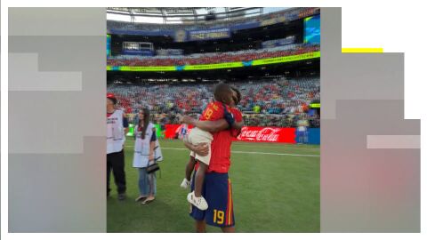 Lamine Yamal con su hermano en la final del Mundial