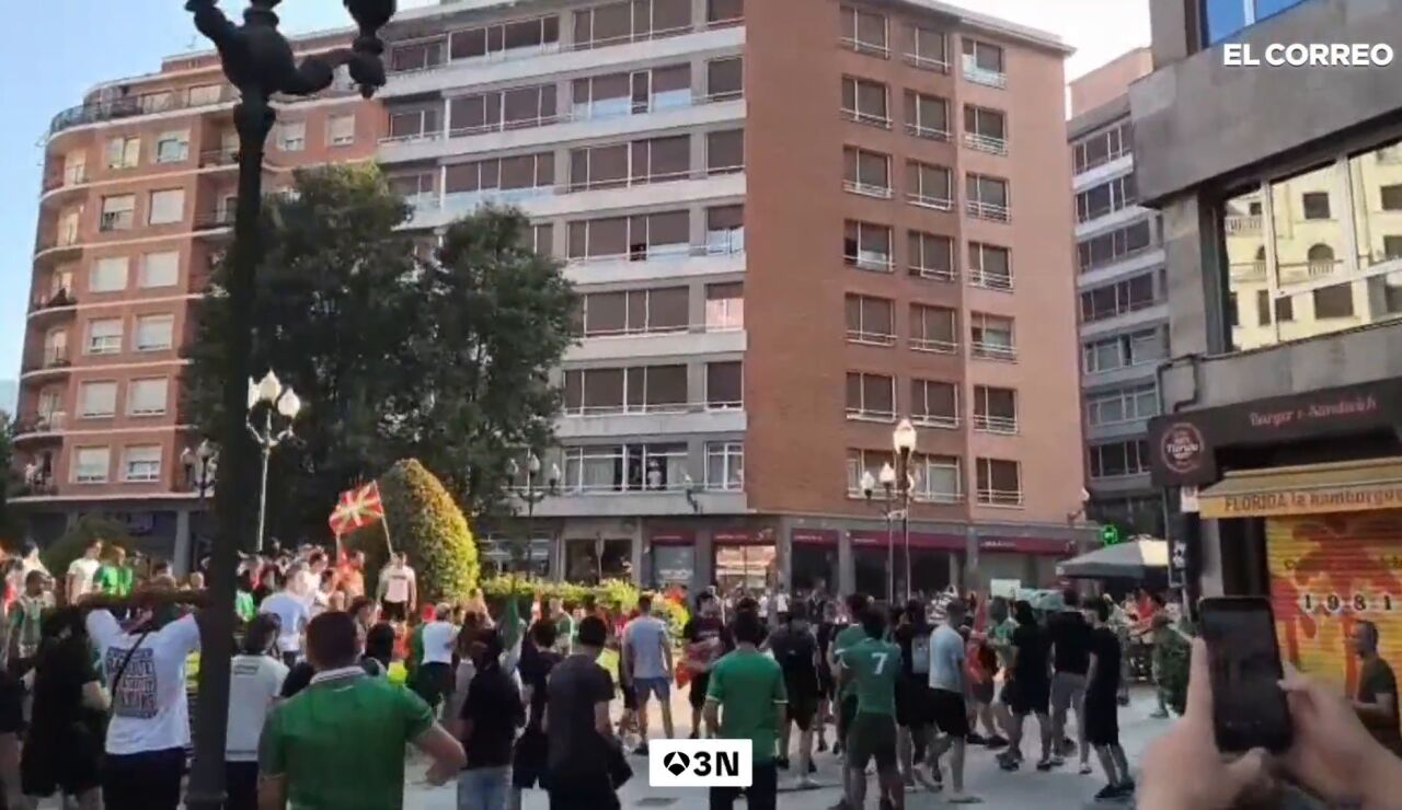 Radicales intentan derribar la pantalla gigante