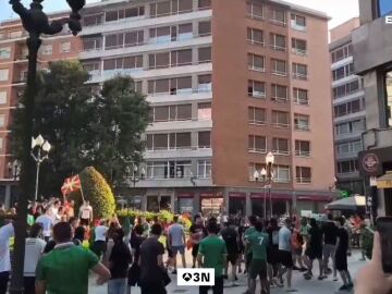 Radicales intentan derribar la pantalla gigante