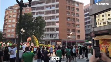 Radicales intentan derribar la pantalla gigante