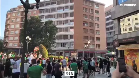 Radicales intentan derribar la pantalla gigante Radicales intentan derribar la pantalla gigante