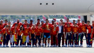 La selecci&oacute;n espa&ntilde;ola de f&uacute;tbol, campeona del Mundial tras vencer en la final a Argentina, aterriz&oacute; este lunes a las 14:25 horas en la terminal 4 del aeropuerto de Madrid Barajas-Adolfo Su&aacute;rez