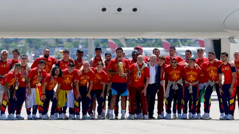 La selección española de fútbol, campeona del Mundial tras vencer en la final a Argentina, aterrizó este lunes a las 14:25 horas en la terminal 4 del aeropuerto de Madrid Barajas-Adolfo Suárez La selección española de fútbol, campeona del Mundial tras vencer en la final a Argentina, aterrizó este lunes a las 14:25 horas en la terminal 4 del aeropuerto de Madrid Barajas-Adolfo Suárez