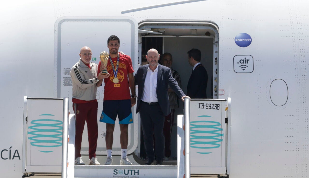 La selecci&oacute;n espa&ntilde;ola de f&uacute;tbol aterriza en Barajas