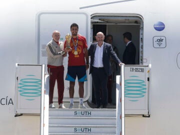 La selecci&oacute;n espa&ntilde;ola de f&uacute;tbol aterriza en Barajas
