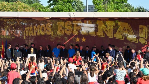 Los jugadores de la selecci&oacute;n espa&ntilde;ola durante la recepci&oacute;n del presidente del Gobierno