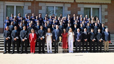 La selecci&oacute;n espa&ntilde;ola junto a la Familia Real