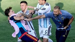 Paredes y Thiago Almada agreden a Gavi tras la final del Mundial