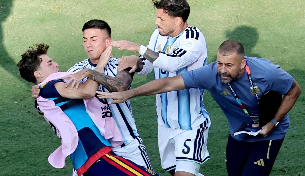 Paredes y Thiago Almada agreden a Gavi tras la final del Mundial