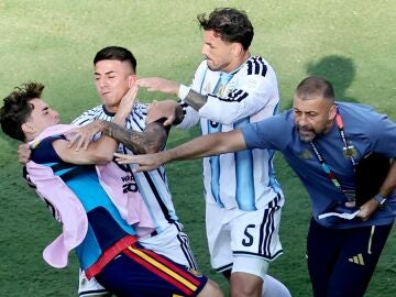 Paredes y Thiago Almada agreden a Gavi tras la final del Mundial