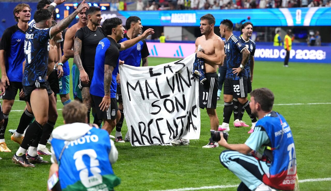 Jugadores de Argentina con la pancarta