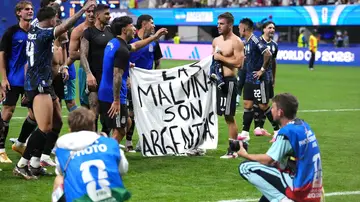 Jugadores de Argentina con la pancarta Jugadores de Argentina con la pancarta