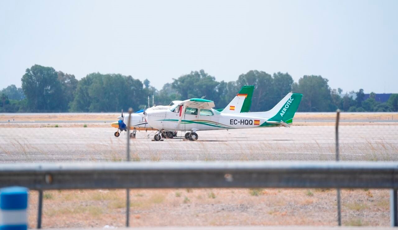 Imagen de dos avionetas estacionadas en el aeropuerto de Sevilla 