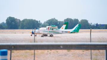 Imagen de dos avionetas estacionadas en el aeropuerto de Sevilla 