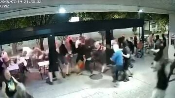 Momento de la agresi&oacute;n a militares a Berriozar (Navarra) mientras ve&iacute;an la final del Mundial.