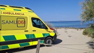 Ambulancia del SAMU 061 frente a una playa