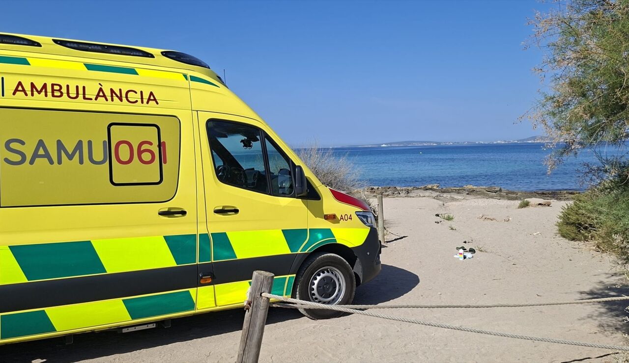 Ambulancia del SAMU 061 frente a una playa