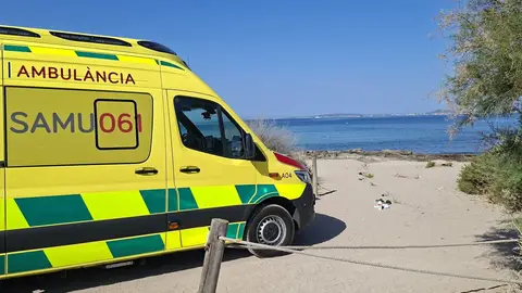 Ambulancia del SAMU 061 frente a una playa Ambulancia del SAMU 061 frente a una playa